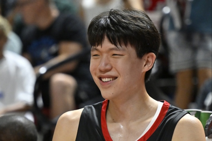 很轻松！队记：杨瀚森看起来玩得很开心 一直带着微笑